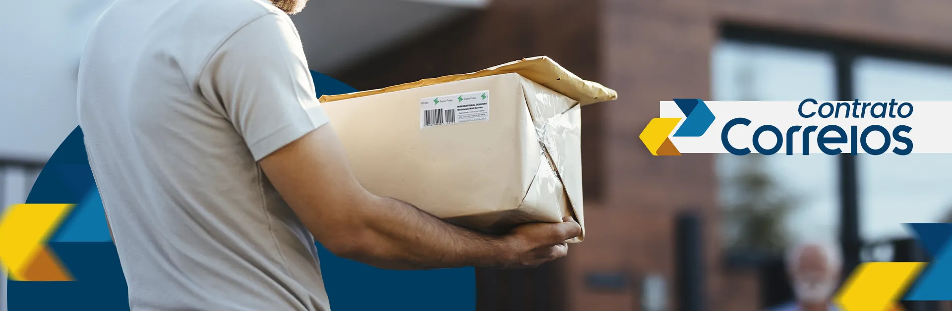 Entregador segurando uma uma caixa e um envelope a caminho da entrega, ao lado está escrito contrato Correios